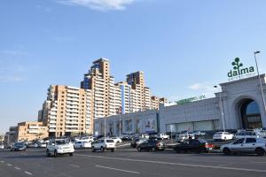 een drukke straat met auto's geparkeerd voor hoge gebouwen bij Tsitsernakaberd highway, 2 bedrooms New Euro Renovated, Modern apartment DA104 in Jerevan