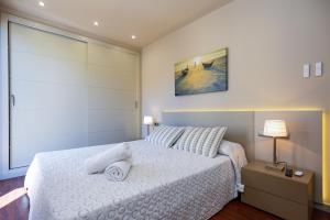 een slaapkamer met een groot bed met witte lakens bij Gatell 2A Planetcostadorada in Cambrils