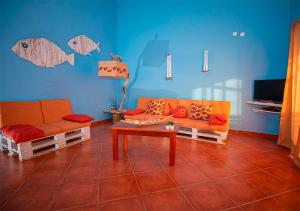 馬約城的住宿－Villa Lagosta Stella Maris Exclusive，客厅配有两张沙发和一张桌子