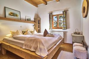 um quarto com uma cama grande e uma janela em Bio-Ferienhof Höfler em Untergriesbach