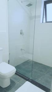 Vannituba majutusasutuses Armonia 2 Bdrm Apt/Gym/Poolview/Wi-Fi/Netflix