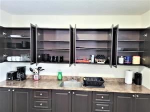 A kitchen or kitchenette at Cozy 4 bedroom townhouse - peaceful feel of home