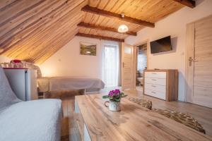 una camera con letto e soffitto in legno di Sara a Karpacz