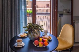 un tavolo blu con un cesto di frutta sopra di MACRAME' SUITES a Sciacca