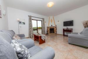 ラゴスにあるCarrob Street Houseのソファ2つとテレビのあるリビングルーム