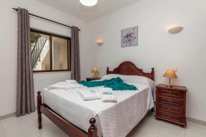 ein Schlafzimmer mit einem Bett mit zwei Handtüchern darauf in der Unterkunft D02 - Carrob Street House in Lagos