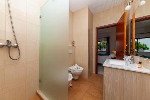 ラゴスにあるCarrob Street Houseのトイレ、洗面台、鏡のあるバスルーム +33枚の写真