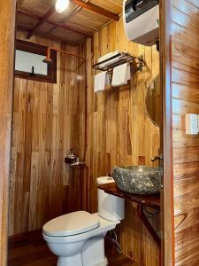 La salle de bains est pourvue de toilettes et d'un lavabo. dans l'établissement JoyStay, à Cat Ba