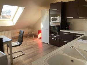 Kuchyňa alebo kuchynka v ubytovaní Les Afforêts Le Loft