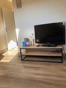 Televízia a/alebo spoločenská miestnosť v ubytovaní Les Afforêts Le Loft