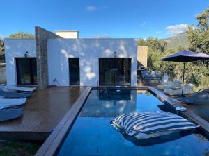 Bazén v ubytovaní Villa d'Architecte Casa Mado avec Piscine vue imprenable alebo v jeho blízkosti