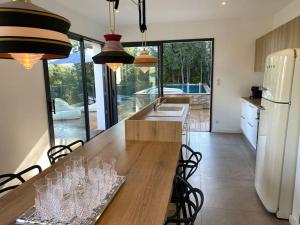 eine Küche mit einem Tisch und Weingläsern darauf in der Unterkunft Villa d'Architecte avec Piscine, vue imprenable. in Ajaccio
