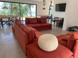 ein Wohnzimmer mit zwei roten Sofas und einem Tisch in der Unterkunft Villa d'Architecte avec Piscine, vue imprenable. in Ajaccio