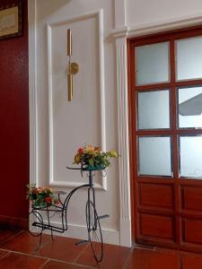 Una habitación con una puerta y una mesa con flores. en Hotel La Rad en Galindo y Perahuy