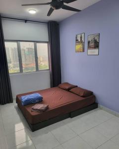 1 dormitorio con 1 cama en una habitación con ventanas en Bukit jalil Stadium & Axata Arena with Juccuzi, en Kuala Lumpur