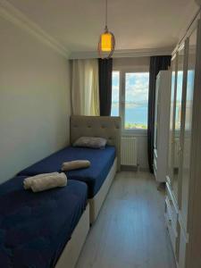 - une chambre avec 2 lits et une grande fenêtre dans l'établissement LOFT WITH SEA VIEW IN ISTANBUL, à Istanbul