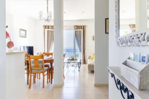 ein Esszimmer und ein Wohnzimmer mit einem Tisch und Stühlen in der Unterkunft Sea view apartment between Nice and Monaco - 1 in Villefranche-sur-Mer