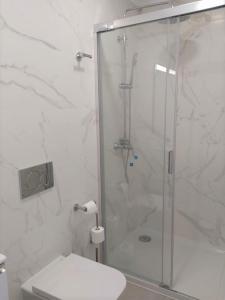Un baño con ducha y un inodoro blanco. en Apartamento Salty Tides, en Altura