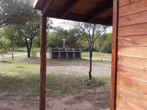- une vue sur un bâtiment avec une fontaine dans un parc dans l'établissement Tierra Yacampis264, à Usno