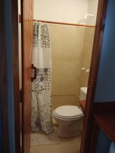 y baño con aseo y cortina de ducha. en Tierra Yacampis264 in 