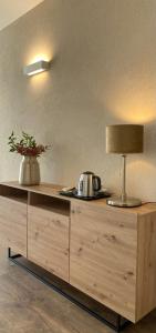 un armadio in legno con una lampada sopra di Residence Dalco Suites & Apartments a Limone sul Garda