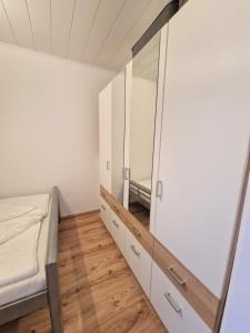 een slaapkamer met een bed en een spiegel bij Ferienpark O02-004 in Heiligenhafen