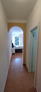 um quarto vazio com um corredor com uma janela e um piso em Ivana apartman 3 em Crikvenica