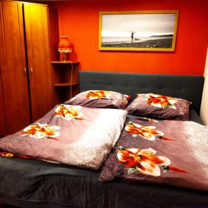 ein Schlafzimmer mit 2 Betten mit Blumen drauf in der Unterkunft Samostatný domeček in Klášterec nad Ohří