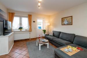 a living room with a couch and a table at Godewind ebenerdig in Westerland
