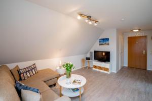 a living room with a couch and a table at Ferienwohnung Seeute Deern in Westerland