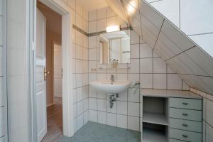 a bathroom with a sink and a mirror at Ferienwohnung Seeute Deern in Westerland