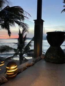 チャンディダサにあるOcean Suite - Exceptional Beachfront Apartment - Candidasaのゴールドボール付きのリゾートからビーチの景色を望めます。