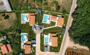 Bazén v ubytovaní Villa Alloro Muntrilj with pool alebo v jeho blízkosti