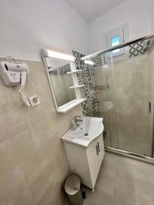 A bathroom at Bella House Nikiti