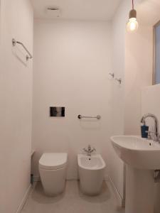 Uma casa de banho em Villa with private pool and garden