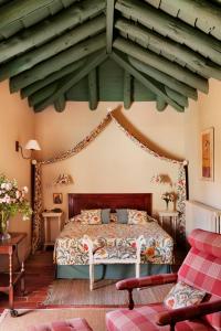 sypialnia z łóżkiem w pokoju w obiekcie Hotel Caserío de Lobones w mieście Segovia