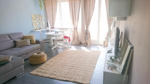 a living room with a couch and a tv at Casa Virgilio in Piombino