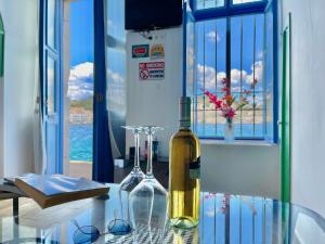 Foto dalla galleria di Seafront - Harbour view , Pitini 2 a Sými