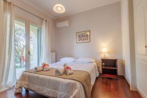 康托卡利的住宿－Secluded villa，一间卧室配有带毛巾的床