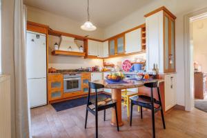 康托卡利的住宿－Secluded villa，厨房配有桌椅和冰箱。