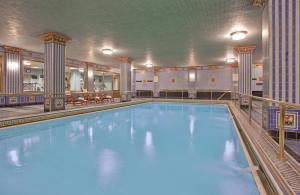 ロサンゼルスにあるThe Biltmore Los Angelesのホテル内の大きなスイミングプール