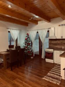 eine Küche mit einem Weihnachtsbaum in einem Zimmer in der Unterkunft Chata Mošnica in Lazisko