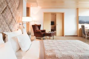 una camera d'albergo con letto e soggiorno di Tschuggen Grand Hotel - The Leading Hotels of the World a Arosa