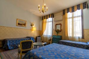 um quarto de hotel com duas camas e um lustre em Art Dreams B&B em Veneza