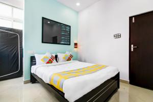 Кровать или кровати в номере OYO Home Comfortable Stays, Near Aasam gadh Current office