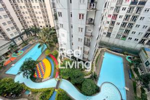 een uitzicht over een zwembad in een gebouw bij RedLiving Apartemen Paragon Village Karawaci - Ujang Uchil Rooms in Tangerang