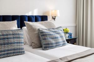A bed or beds in a room at Emperador