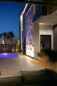 - un bâtiment avec piscine la nuit dans l'établissement بيرفيلا, à Al Rass