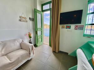 Foto dalla galleria di Seafront - Harbour view , Pitini 1 a Sými