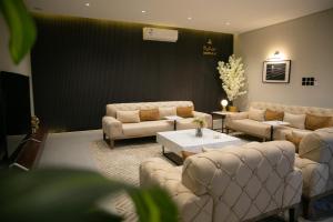 una sala de estar con sofás y una mesa en una habitación en بيرفيلا, en Al Rass